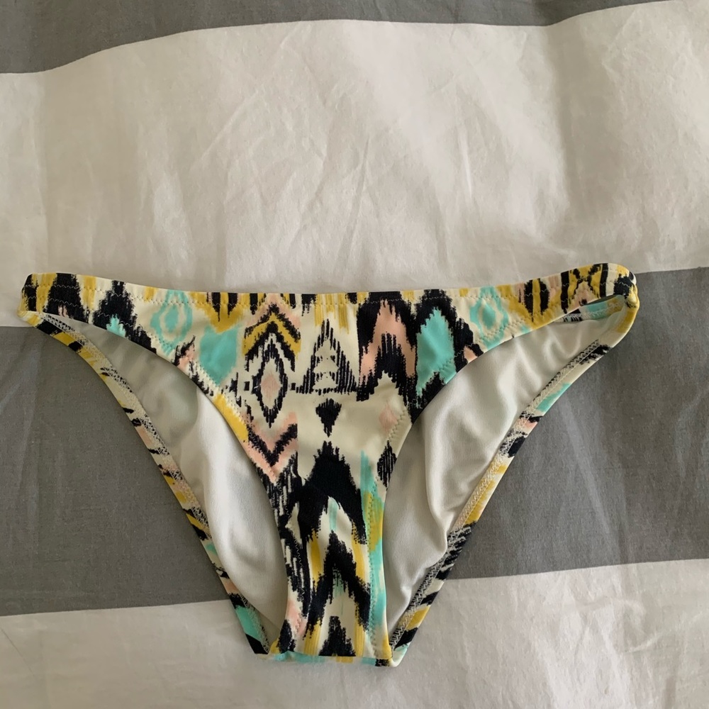 🤩MAKE OFFERS🤩 BILLABONG bikini bottoms!!
